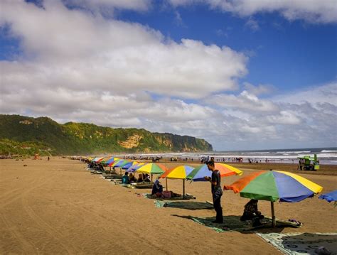 Tempat Berbelanja Souvenir di Destinasi Wisata Pantai Parangtritis saat Musim Kemarau